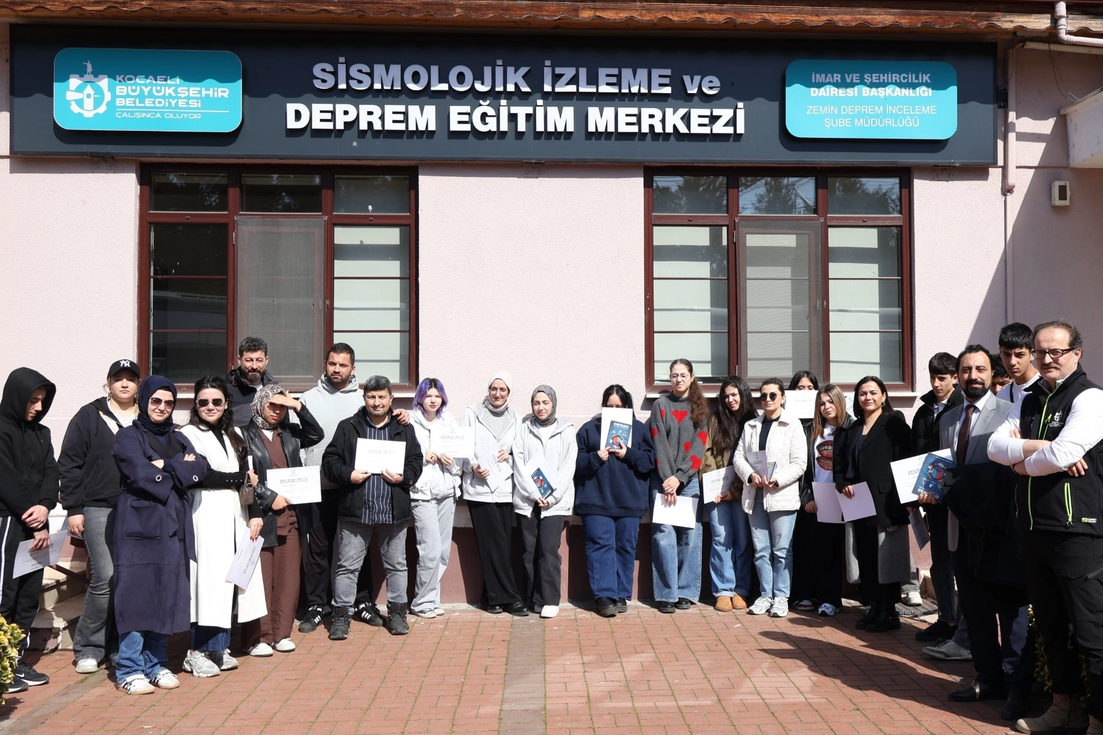 Kocaeli'de 'Beyaz Kalpler' öğrencileri, deprem simülasyonu ile afet gerçeğini deneyimledi.