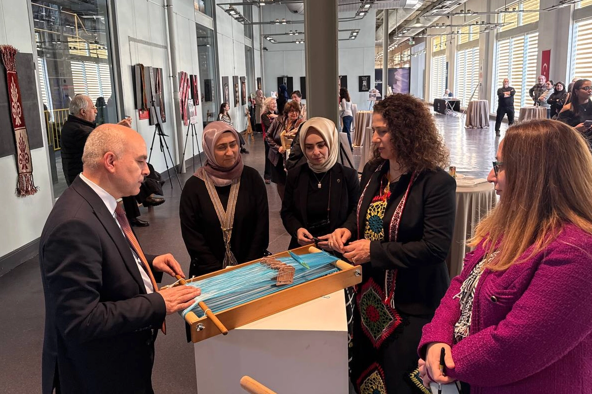 Kocaeli'de geleneksel motiflerin dokuma sanatı ile hayat bulduğu sergiden bir görünüm.