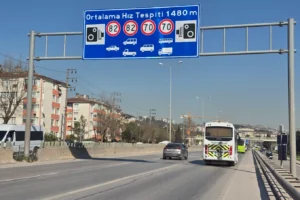 Kocaeli D-100 Karayolu'nda hız limitlerinin güncellendiğini gösteren EDS tabelaları