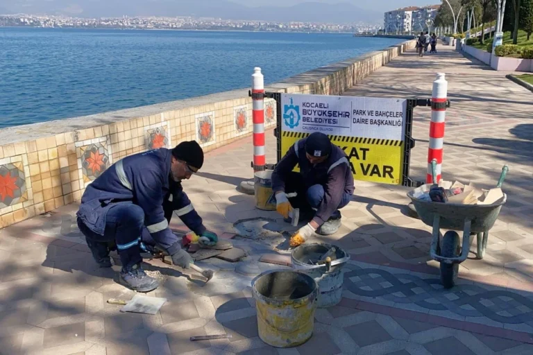 Kocaeli Değirmendere sahilinde yürüyüş yolunda bakım ve onarım çalışmaları yapılıyor