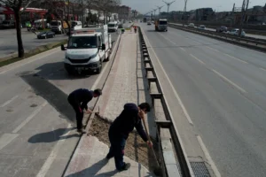 Kocaeli Büyükşehir Belediyesi ekipleri bayram öncesi şehir genelinde kapsamlı temizlik çalışması yapıyor