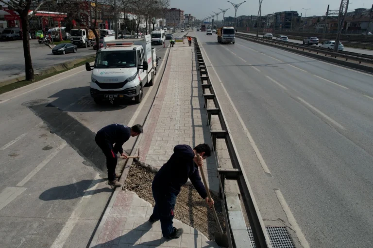 Kocaeli Büyükşehir Belediyesi ekipleri bayram öncesi şehir genelinde kapsamlı temizlik çalışması yapıyor