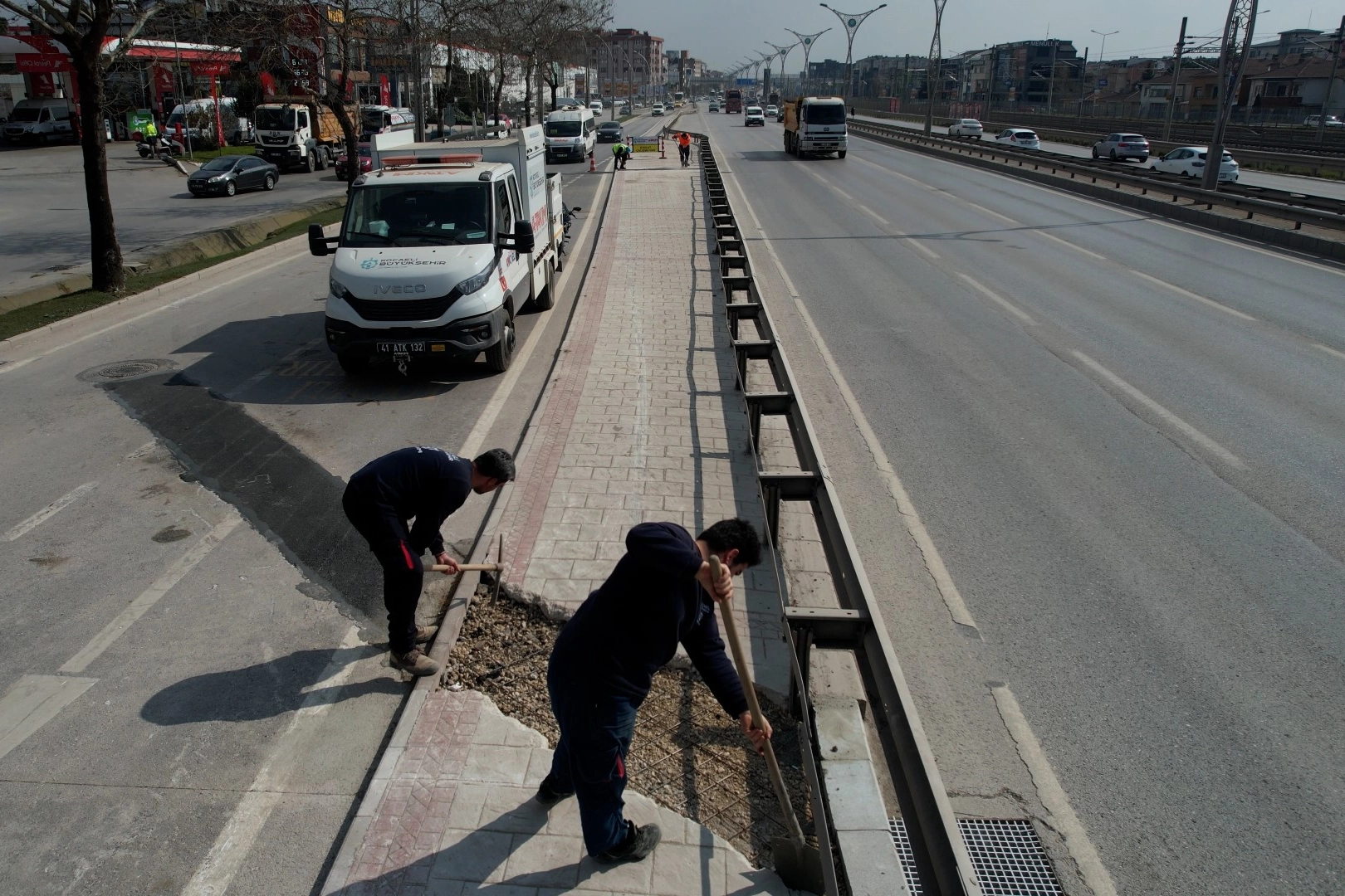 Kocaeli Büyükşehir Belediyesi ekipleri bayram öncesi şehir genelinde kapsamlı temizlik çalışması yapıyor