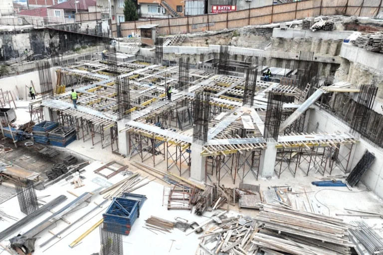 Kocaeli'nin Dilovası ilçesinde inşa edilen modern kent meydanı projesinin havadan görünümü