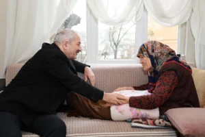 Gebze Belediye Başkanı Zinnur Büyükgöz, 100 yaşındaki Hesna Karaca'yı evinde ziyaret ediyor.