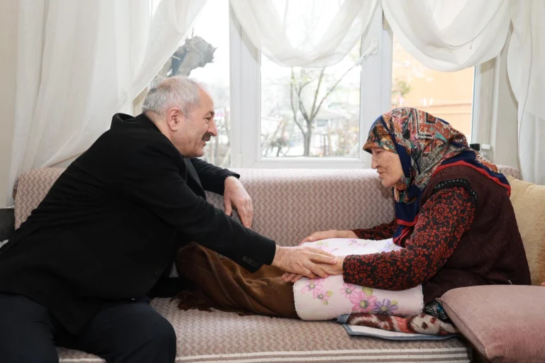 Gebze Belediye Başkanı Zinnur Büyükgöz, 100 yaşındaki Hesna Karaca'yı evinde ziyaret ediyor.