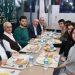 Gebze Belediye Başkanı Zinnur Büyükgöz, KYK yurdunda öğrencilerle sahur programında sohbet ediyor.
