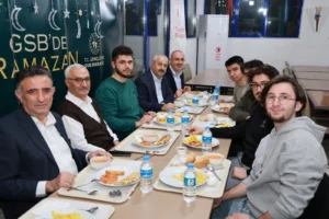 Gebze Belediye Başkanı Zinnur Büyükgöz, KYK yurdunda öğrencilerle sahur programında sohbet ediyor.
