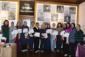 İzmit'te Anne Destek Programı'nı tamamlayan anneler, katılım belgelerini alırken görülüyor.