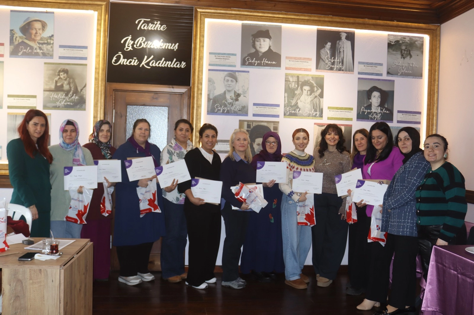 İzmit'te Anne Destek Programı'nı tamamlayan anneler, katılım belgelerini alırken görülüyor.