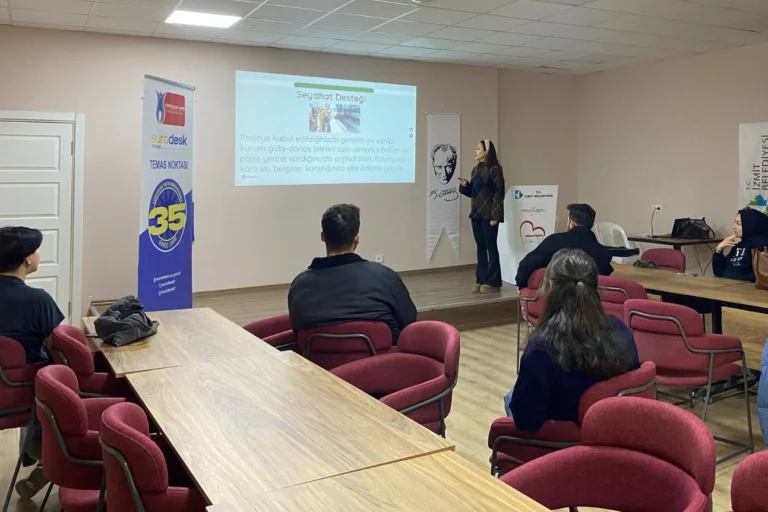 İzmit Belediyesi'nin gençlere yönelik uluslararası fırsatlar bilgilendirme toplantısı