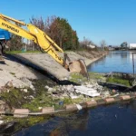 Kocaeli'de amfibi araçlarla dereden toplanan atıklar