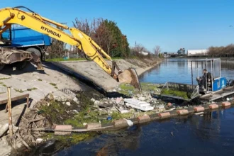 Kocaeli'de amfibi araçlarla dereden toplanan atıklar