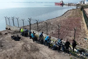 Kocaeli sahillerinde Mavi Takım ekiplerinin temizlik çalışması