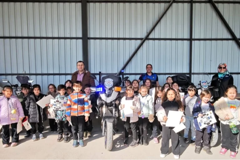 Kocaeli'de ilkokul öğrencileri zabıta mesleğini tanıtım programı kapsamında zabıta merkezini ziyaret ediyor.