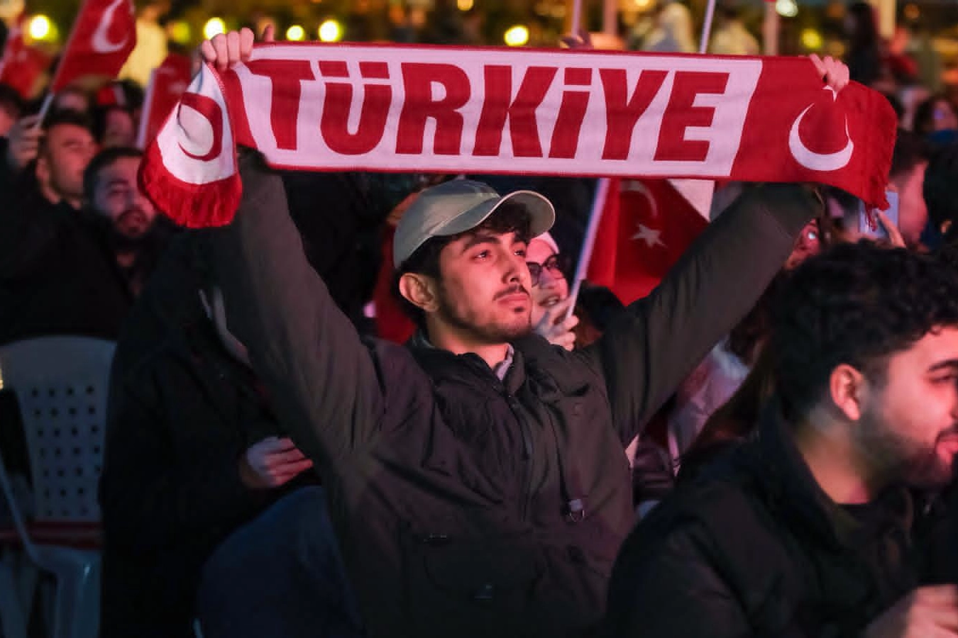 Kocaeli'de A Milli Futbol Takımı'nın Romanya maçını dev ekranda izleyen coşkulu kalabalık.