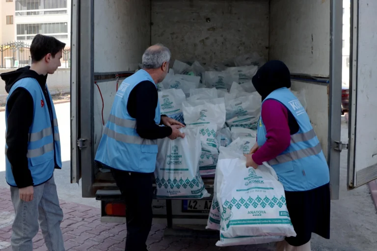 KOMEK kursiyerleri Ramazan ayında gönüllülük esasıyla sosyal sorumluluk projeleri yürütüyor.