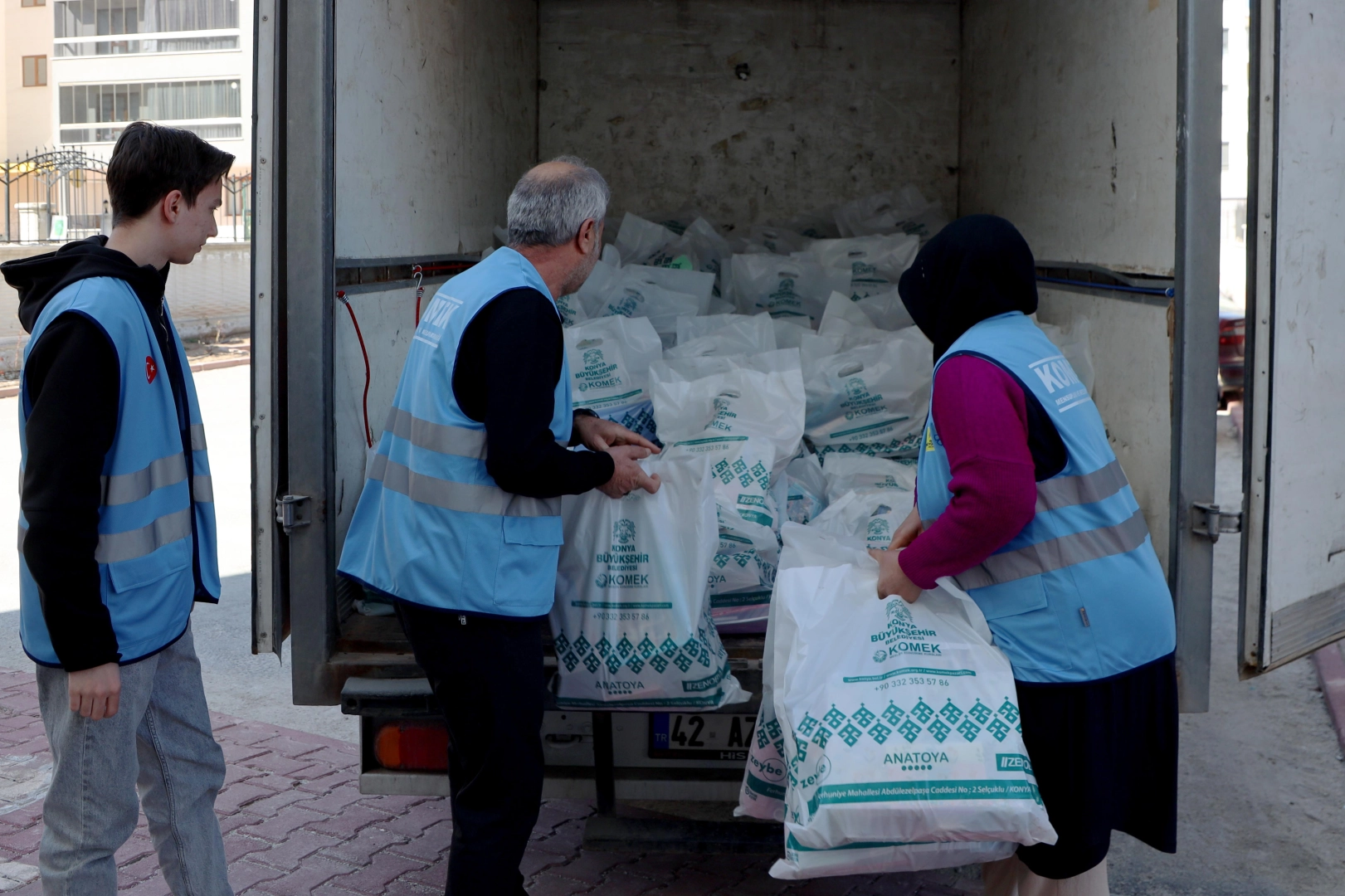 KOMEK kursiyerleri Ramazan ayında gönüllülük esasıyla sosyal sorumluluk projeleri yürütüyor.