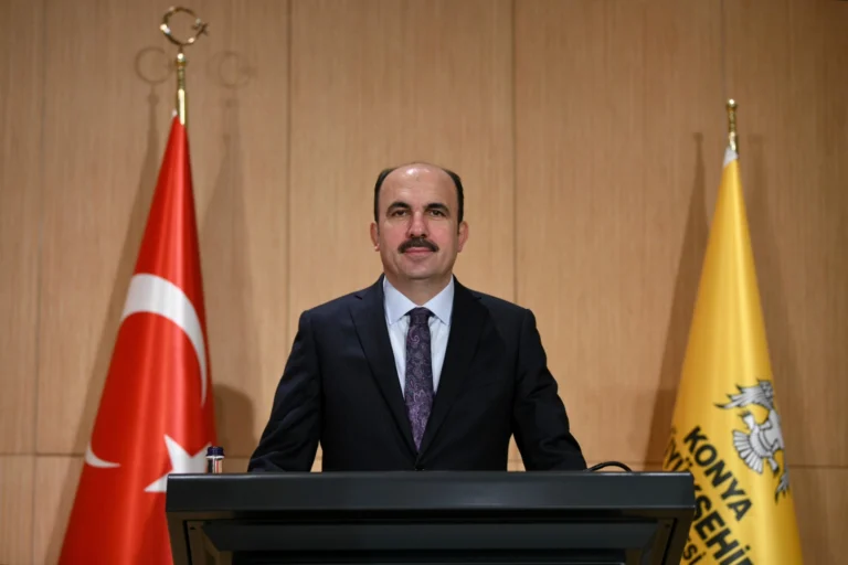 Konya Büyükşehir Belediyesi, dar gelirli ve yeni bebek sahibi olan ailelere yönelik 2 bin lira nakdi destek programı başlattı.