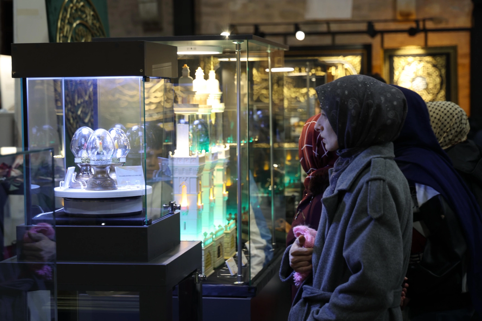 Konya'da Kadir Gecesi'nde Mukaddes Emanetler ve Siyer Sergilerine yoğun katılım.