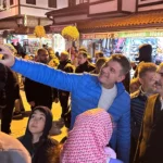 Konya Büyükşehir Belediye Başkanı Uğur İbrahim Altay, Ramazan'ın son teravih namazı sonrası esnafı ve vatandaşları ziyaret ediyor.