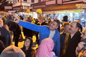 Konya Büyükşehir Belediye Başkanı Uğur İbrahim Altay, Ramazan'ın son teravih namazı sonrası esnafı ve vatandaşları ziyaret ediyor.