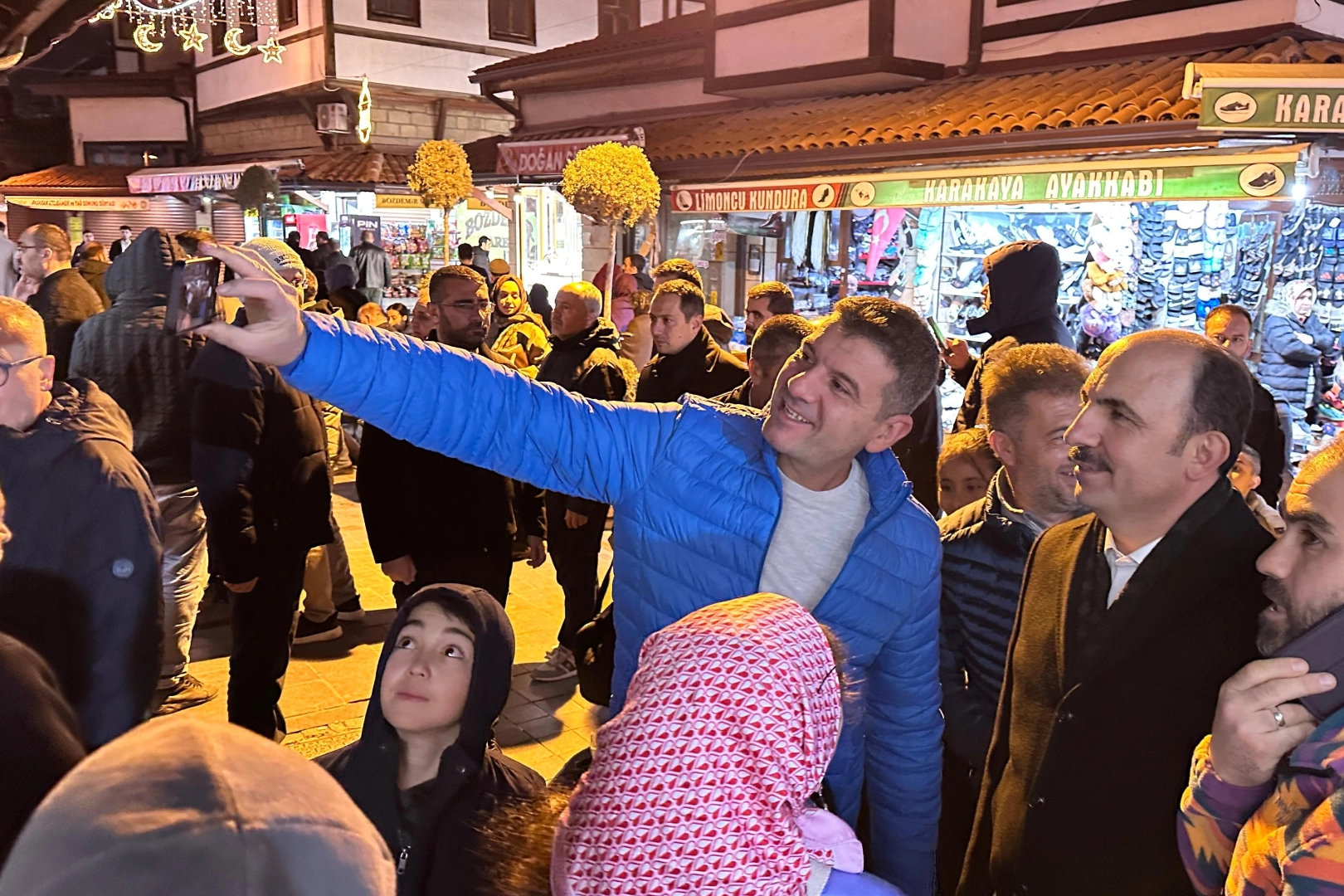 Konya Büyükşehir Belediye Başkanı Uğur İbrahim Altay, Ramazan'ın son teravih namazı sonrası esnafı ve vatandaşları ziyaret ediyor.