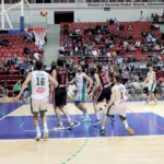 Karatay Belediyespor basketbol takımı oyuncuları sahada mücadele ederken