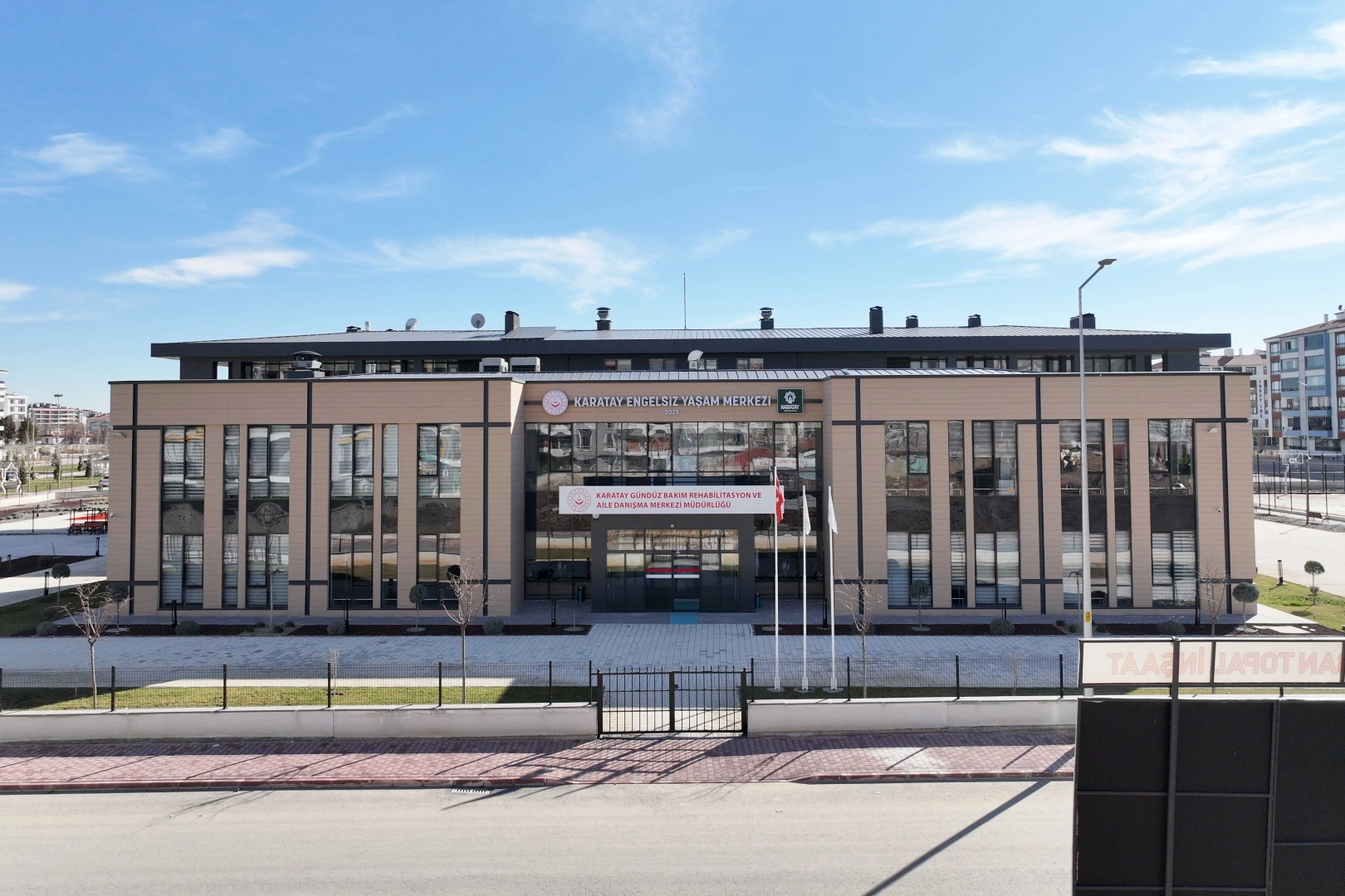 Konya Karatay Engelsiz Yaşam Merkezi'nin dış görünüşü ve iç mekanlarından detaylar