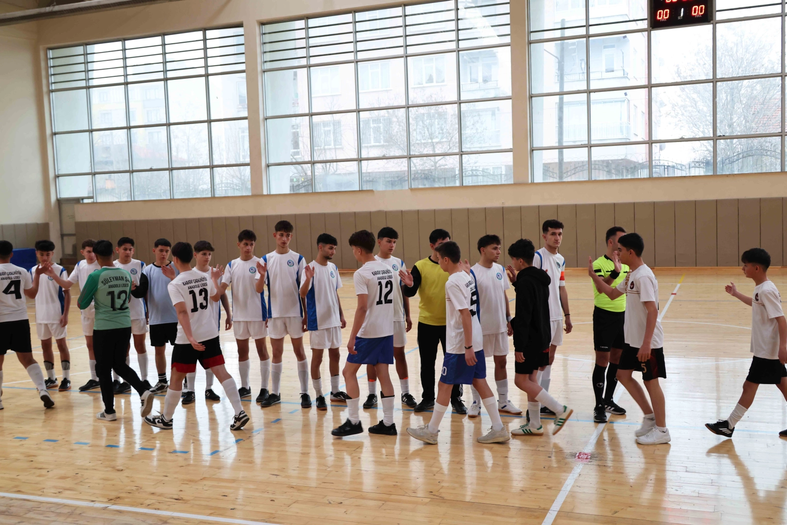 Konya Karatay'da Liseler Arası Futsal Turnuvası'nda mücadele eden genç sporcular