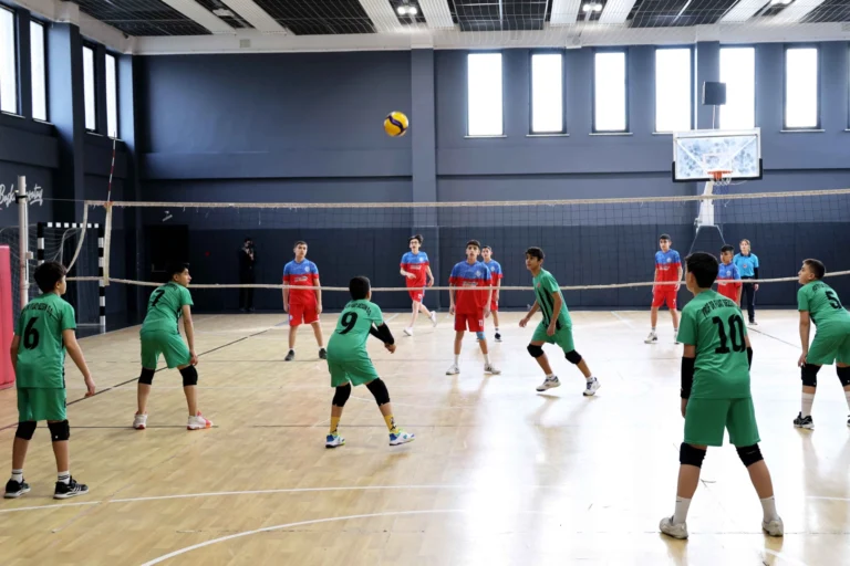 Karatay'da ortaokul öğrencileri voleybol turnuvasında dostluk ve kardeşlik için mücadele ediyor