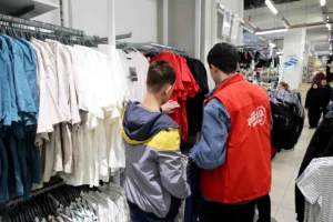 Karatay Gençlik Meclisi, öksüz ve yetim çocuklara bayramlık kıyafet hediye ediyor.