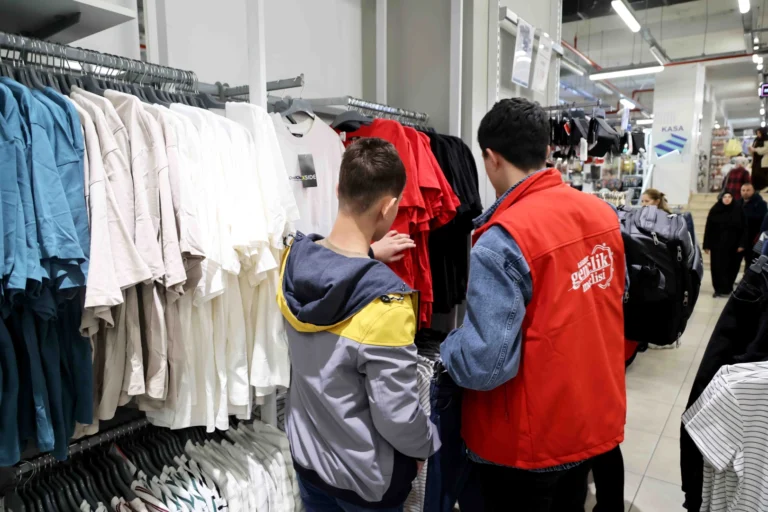 Karatay Gençlik Meclisi, öksüz ve yetim çocuklara bayramlık kıyafet hediye ediyor.