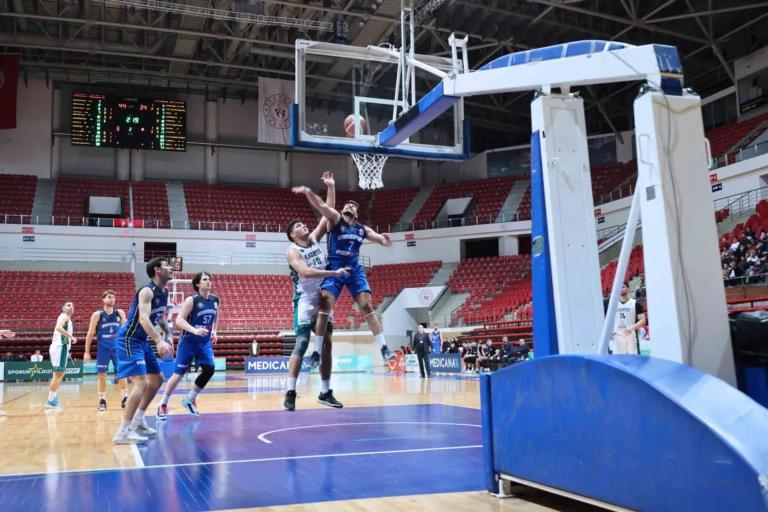 Karatay Belediyespor basketbol takımı oyuncuları sahadan galibiyetle ayrılıyor