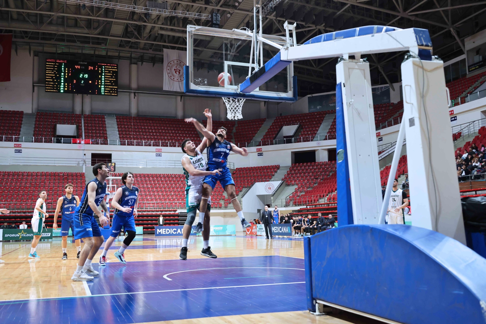 Karatay Belediyespor basketbol takımı oyuncuları sahadan galibiyetle ayrılıyor