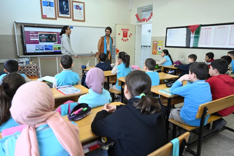 Konya'da 'Çat Kapı Sınıf Tiyatrosu' etkinliğine katılan öğrenciler