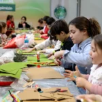 Bursa'da 'Bir Günlüğüne Mimar Oluyorum' etkinliğinde çocuklar tasarımlarını yapıyor.