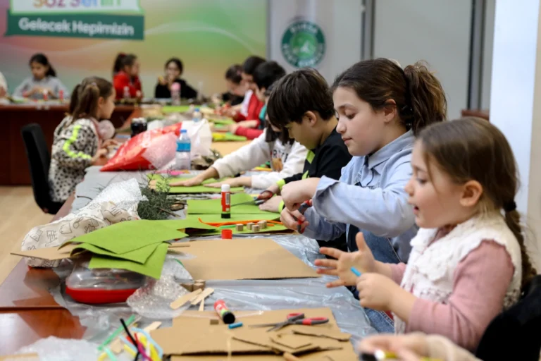 Bursa'da 'Bir Günlüğüne Mimar Oluyorum' etkinliğinde çocuklar tasarımlarını yapıyor.