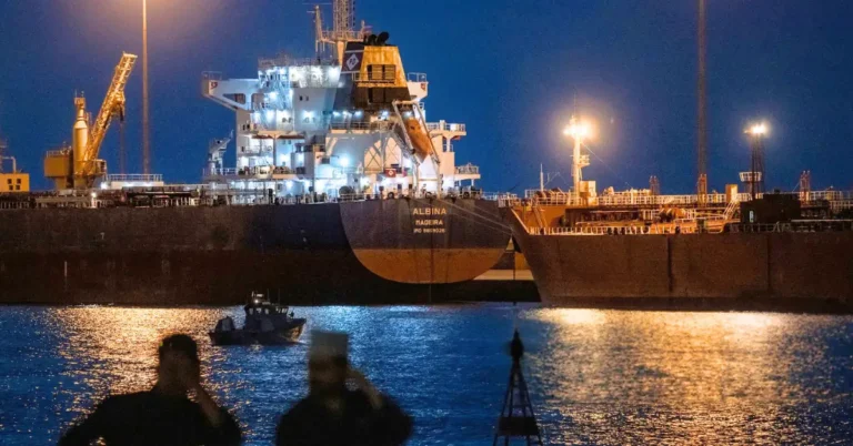 Hürmüz Boğazı'nda bekleyen ticari gemiler ve küresel ticaretin durumu