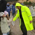 Kütahya Belediyesi, Ramazan Bayramı arifesinde mezarlıklara çiçek dağıttı.