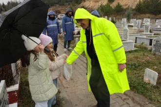 Kütahya Belediyesi, Ramazan Bayramı arifesinde mezarlıklara çiçek dağıttı.