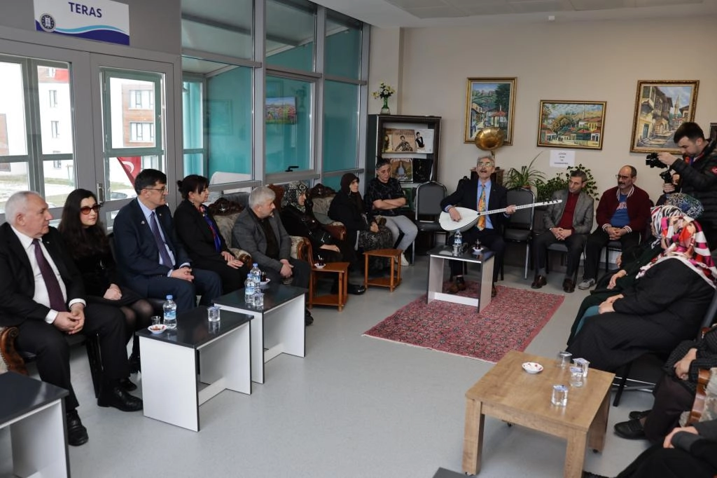 Kütahya'da Yaşlılar Haftası kapsamında düzenlenen etkinlikte vatandaşlar bir araya geldi.