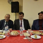 Kütahya'da Yaşlılar Haftası kapsamında düzenlenen iftar programında Belediye Başkanı Eyüp Kahveci huzurevi sakinleriyle bir arada.