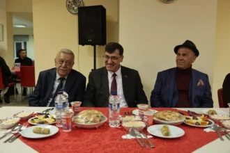 Kütahya'da Yaşlılar Haftası kapsamında düzenlenen iftar programında Belediye Başkanı Eyüp Kahveci huzurevi sakinleriyle bir arada.