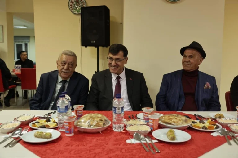 Kütahya'da Yaşlılar Haftası kapsamında düzenlenen iftar programında Belediye Başkanı Eyüp Kahveci huzurevi sakinleriyle bir arada.