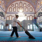 Maltepe'de Ramazan Bayramı öncesi cami ve mescitlerde temizlik yapılıyor