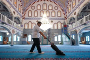 Maltepe'de Ramazan Bayramı öncesi cami ve mescitlerde temizlik yapılıyor