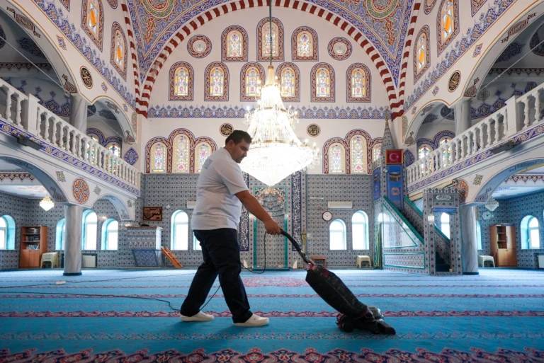 Maltepe'de Ramazan Bayramı öncesi cami ve mescitlerde temizlik yapılıyor