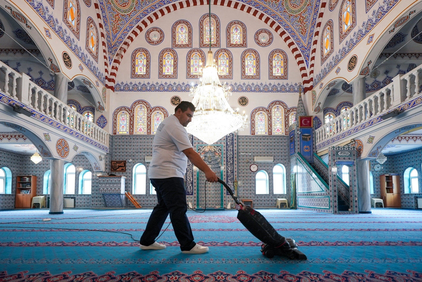 Maltepe'de Ramazan Bayramı öncesi cami ve mescitlerde temizlik yapılıyor