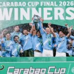 Manchester City oyuncuları Lig Kupası'nı kaldırırken